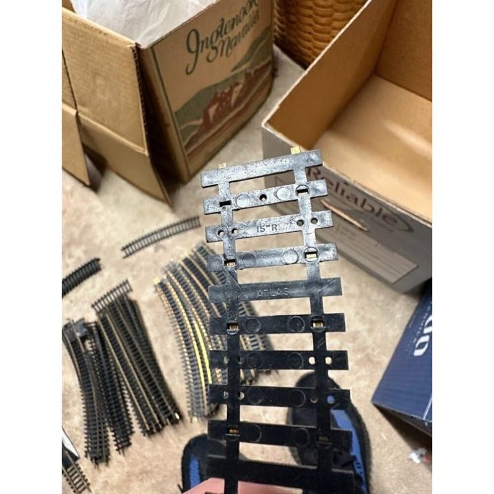 ATLAS HO SCALE LOT OF 80 PIECES SNAPTRACK SEE PHOTOS RERAILER 18' R 9' STRAIGHT - Picture 11 of 12